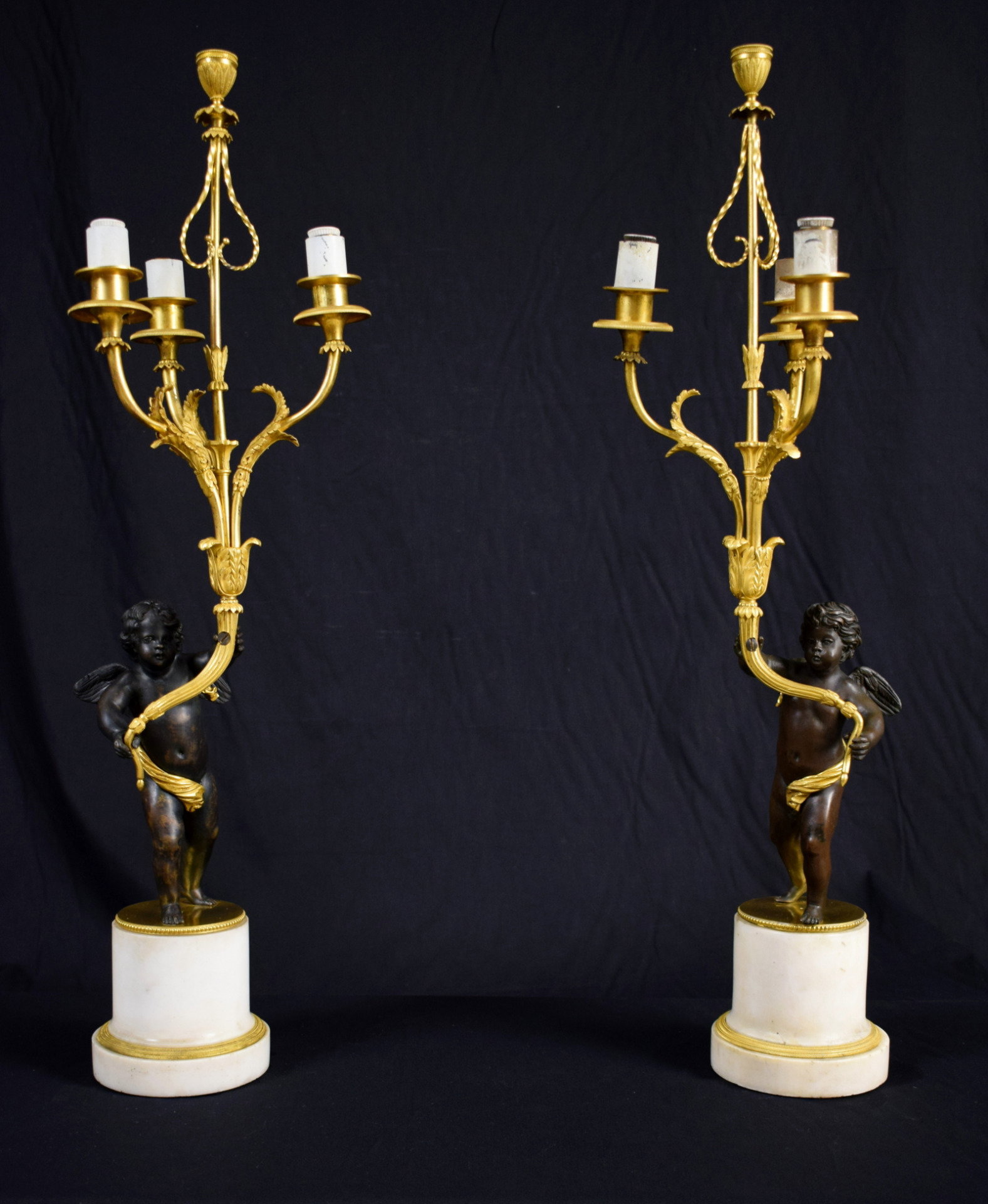 Paire de candélabres en bronze doré et patiné, base en marbre blanc, France XVIIIe siècle